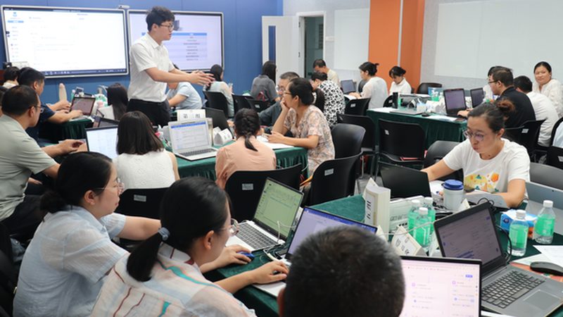 背景：学历提升，职场竞争加剧