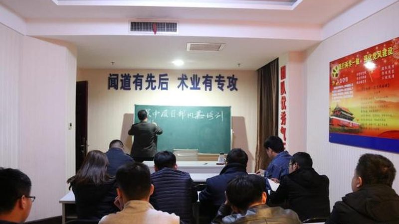 心理咨询师培训：零基础入门，如何选择合适的教材？**